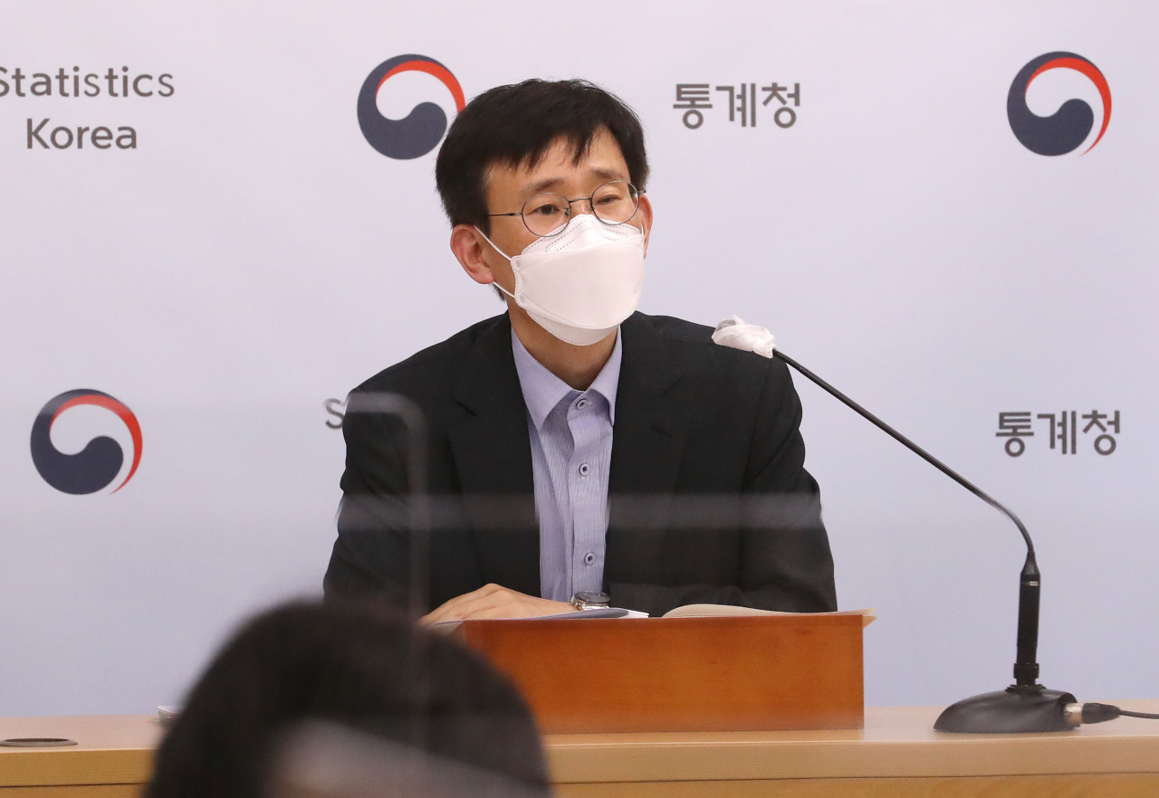 어운선 통계청 경제동향통계심의관이 4일 오전 세종시 정부세종청사에서 2021년 4월 소비자물가 동향을 발표하고 있다. [연합]