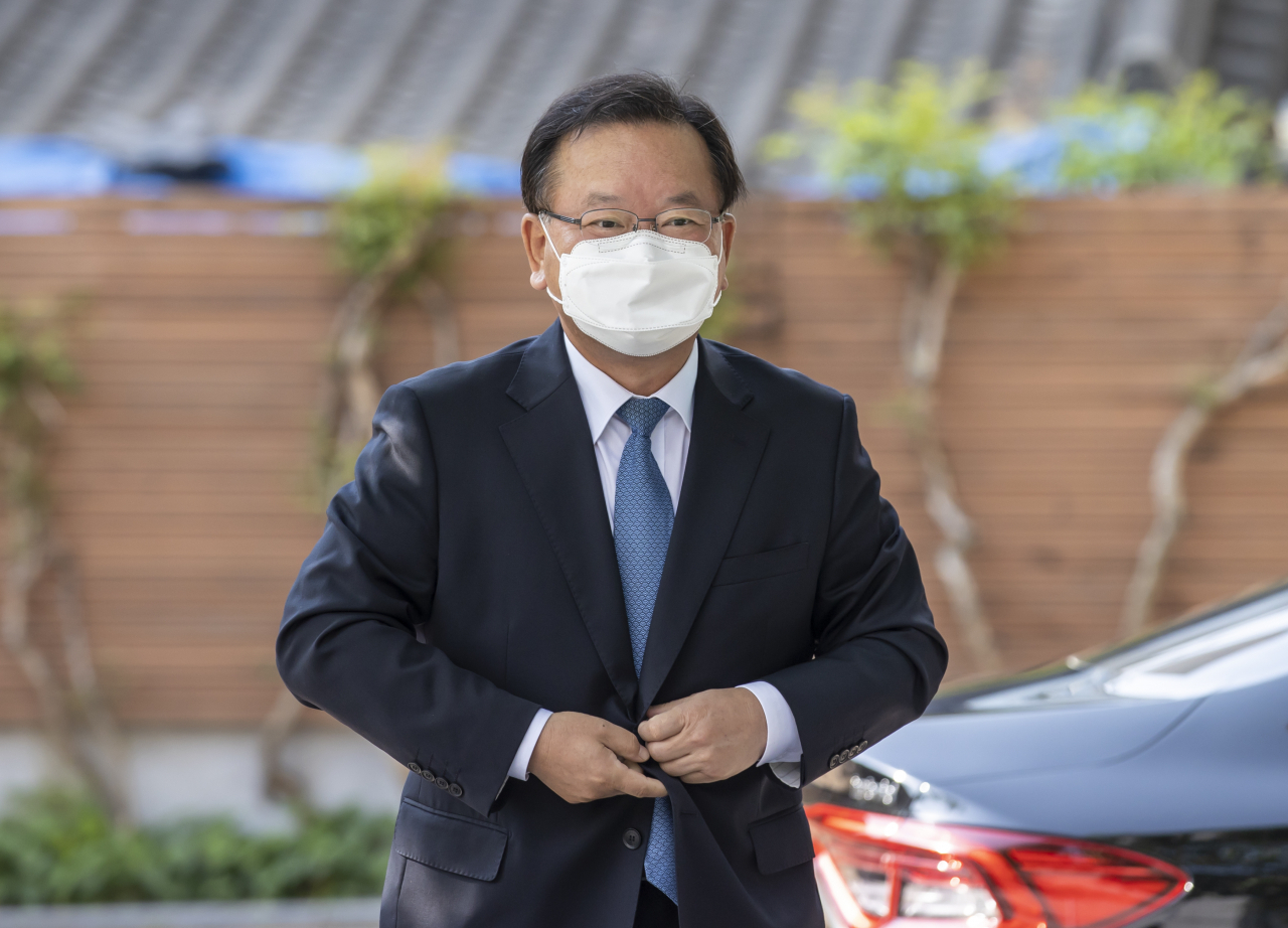 김부겸 국무총리 후보자가 3일 오전 서울시 종로구 금융감독원 연수원에 마련된 인사청문회 준비 사무실로 출근하고 있다. [연합]
