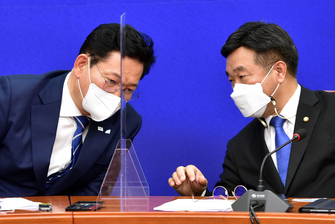 송영길 더불어민주당 새 대표(왼쪽)와 윤호중 원내대표가 3일 서울 여의도 국회에서 열린 첫 최고위원회의에서 논의하고 있다. [연합]