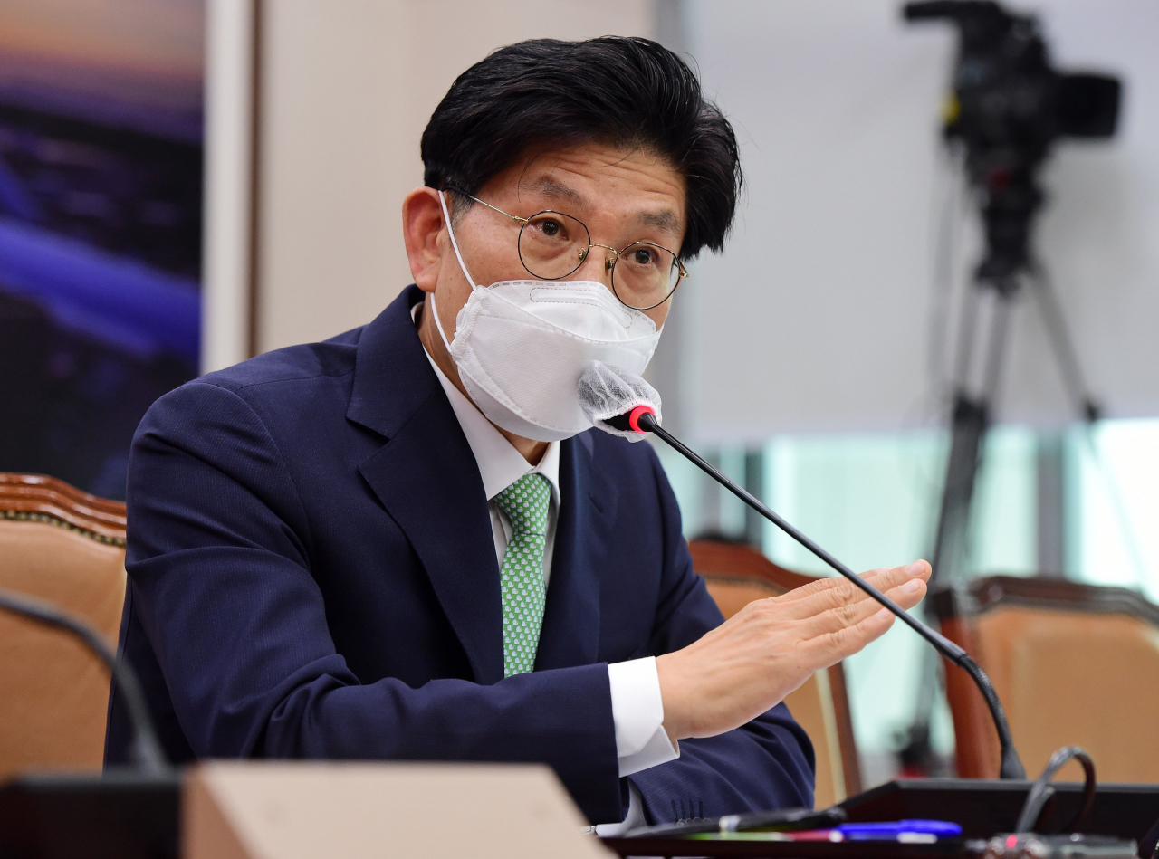 노형욱 국토교통부 장관 후보자가 4일 서울 여의도 국회 국토교통위원회에서 열린 인사청문회에서 답변하고 있다. [연합]