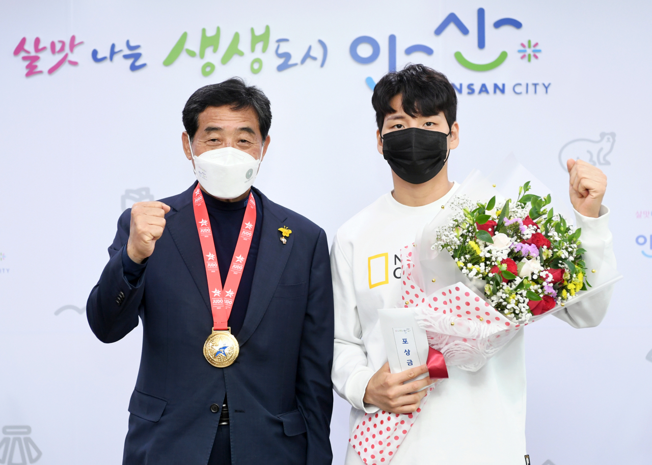 윤화섭 안산시장(왼쪽)이 윤현지 선수를 축하했다.[안산시 제공]