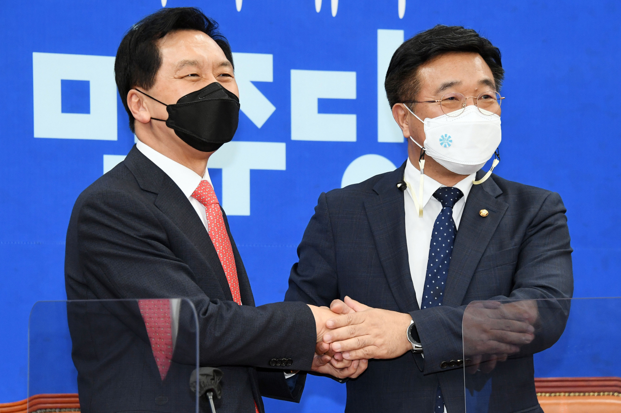 윤호중 더불어민주당 원내대표(오른쪽)와 김기현 국민의힘 원내대표가 4일 서울 여의도 국회에서 인사하고 있다. [연합]