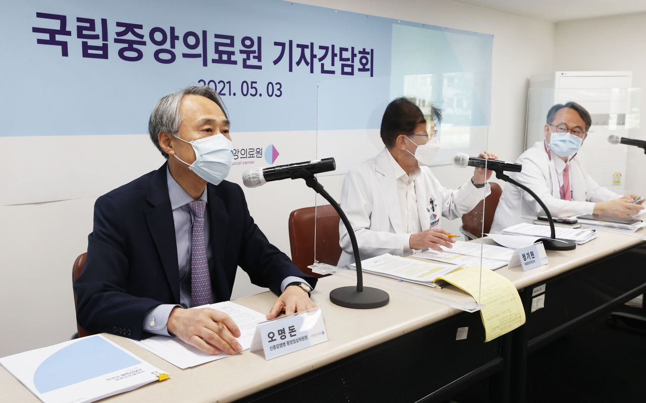 오명돈 국립중앙의료원 신종감염병 중앙임상위원장(왼쪽)이 3일 오전 서울 중구 코로나19 중앙 예방접종센터 G동에서 열린 국립중앙의료원 기자간담회에서 발언하고 있다. [연합]