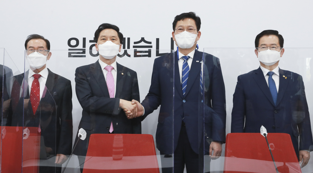더불어민주당 송영길 새 대표(오른쪽)가 3일 서울 여의도 국회에서 국민의힘 김기현 당대표 권한대행 겸 원내대표를 예방해 악수하며 기념촬영을 하고 있다. 오른쪽부터 더불어민주당 이용빈 대변인, 송영길, 국민의힘 김기현, 이종배 정책위의장. [연합]