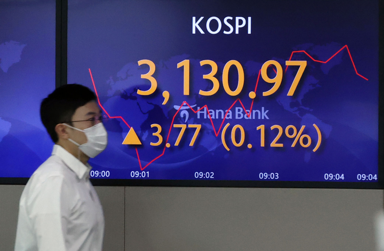 4일 서울 중구 하나은행 본점 딜링룸에서 딜러들이 업무를 보고 있다. 이날 코스피 지수는 4.19포인트 오른 3,131.39에, 코스닥 지수는 0.49포인트(0.05%) 내린 961.32에 개장했다. 연합뉴스