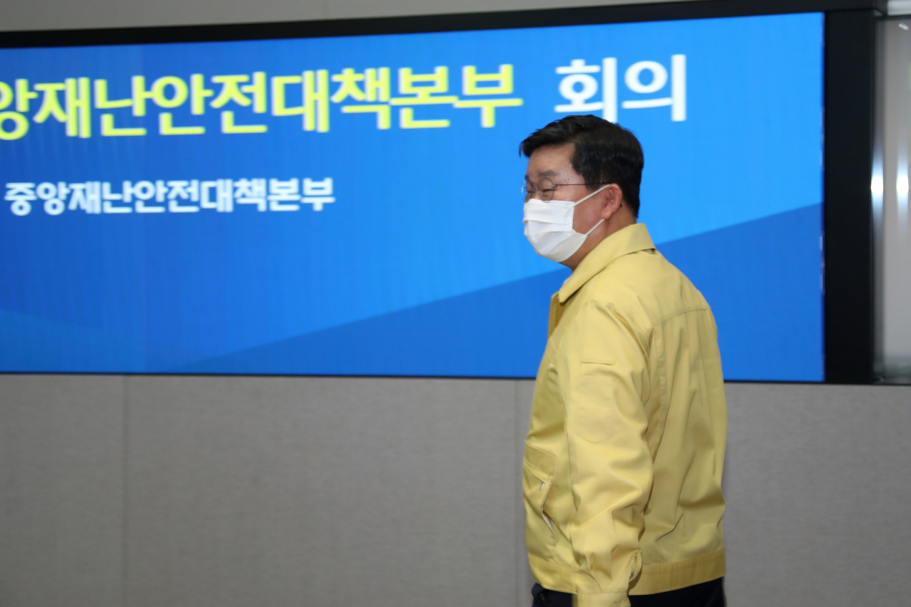 전해철 중대본 제2차장(행정안전부 장관)이 4일 정부서울청사 중앙재난안전상황실 서울상황센터에서 열린 코로나19 대응 중앙재난안전대책본부(중대본) 화상 회의에 참석하고 있다. [연합]