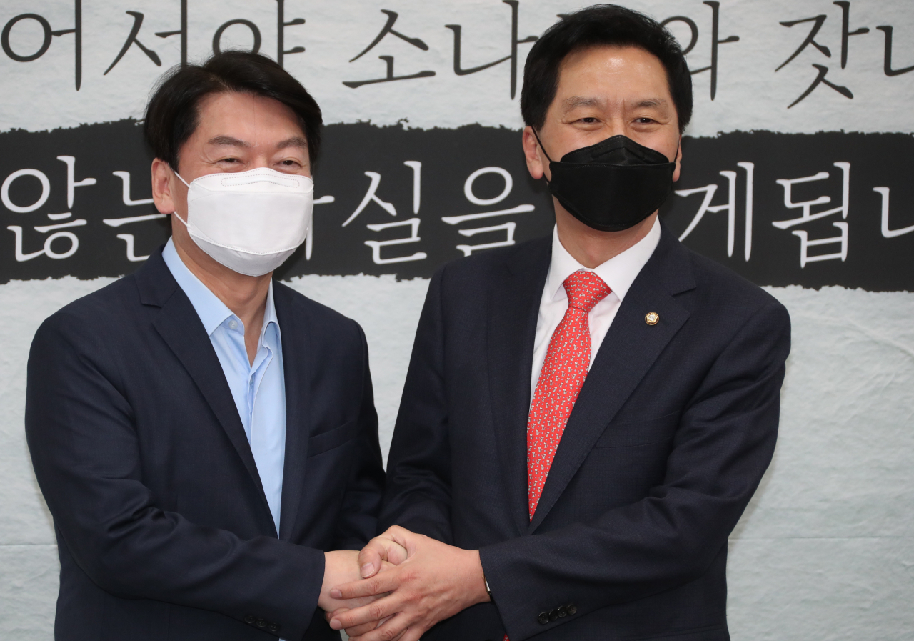 김기현 국민의힘 당 대표 권한대행 겸 원내대표(오른쪽)가 4일 서울 여의도 국회에서 국민의당 안철수 대표를 예방해 악수하고 있다. 두 대표는 이 자리에서 합당 논의를 국민의힘 전당대회 이후로 미루기로 의견을 모았다. [연합]