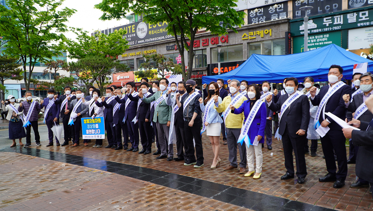 범시민 운동본부가 4일 평택역 광장에서 발대식에서 결의를 다지고 있다. [쌍용차 제공]