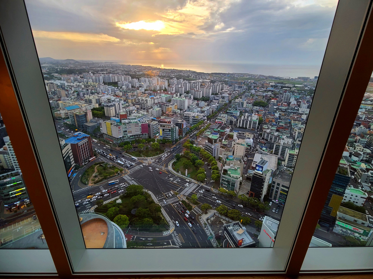 숙소 창밖으로 보이는 제주 석양 [제주 드림타워 그랜드하얏트]
