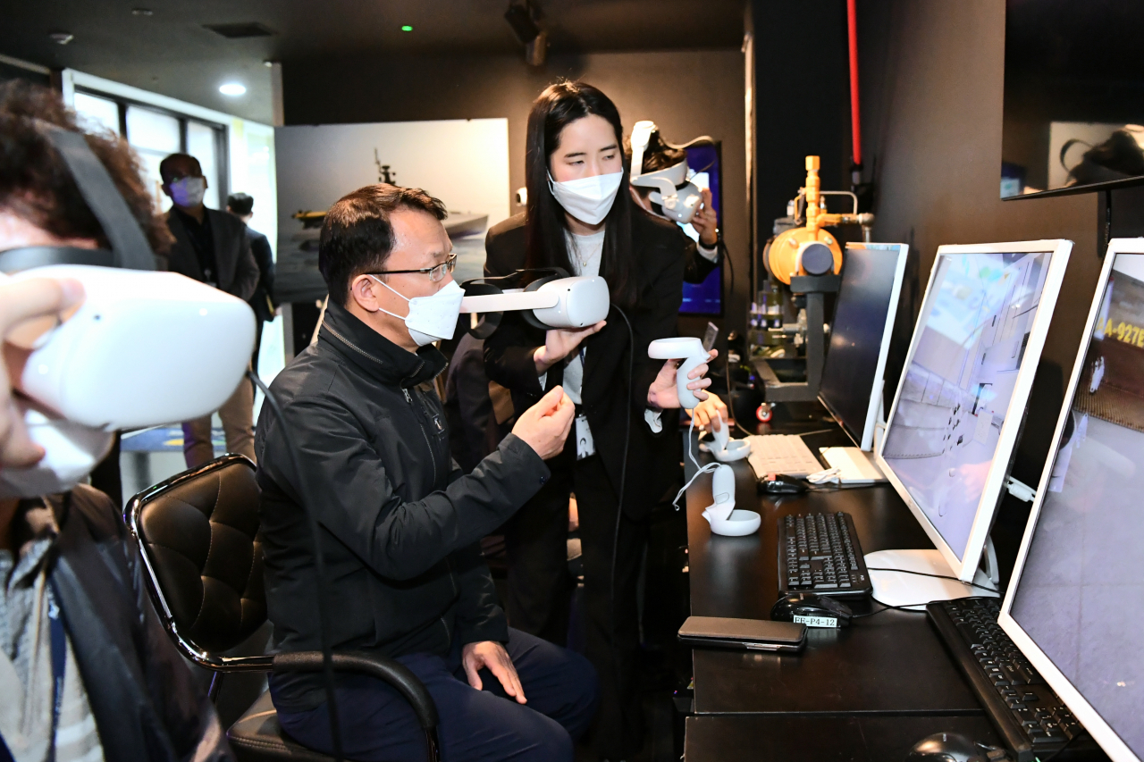 조청식 제1부시장이 ㈜프론티스의 제품을 살펴보고 있다.