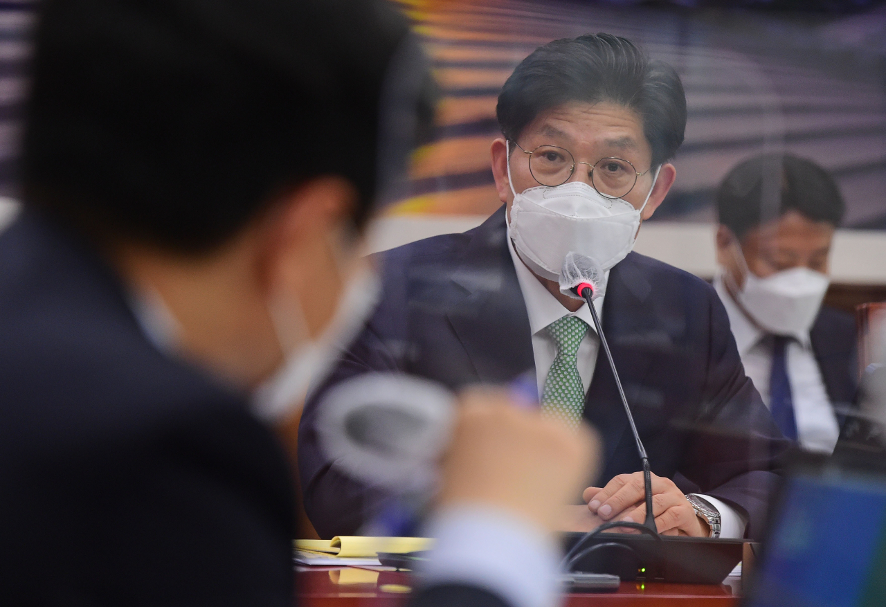 노형욱 국토교통부 장관 후보자가 4일 서울 여의도 국회 국토교통위원회에서 열린 인사청문회에서 답변하고 있다. [연합]