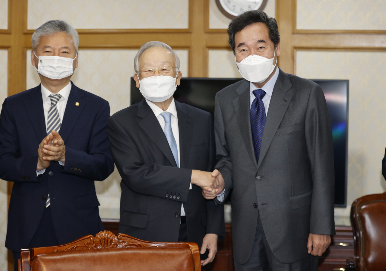 이낙연 전 더불어민주당 대표(오른쪽)가 4일 오전 서울 마포구 한국경영자총협회를 방문해 손경식 경총 회장(가운데)과 악수를 하고 있다. [연합]