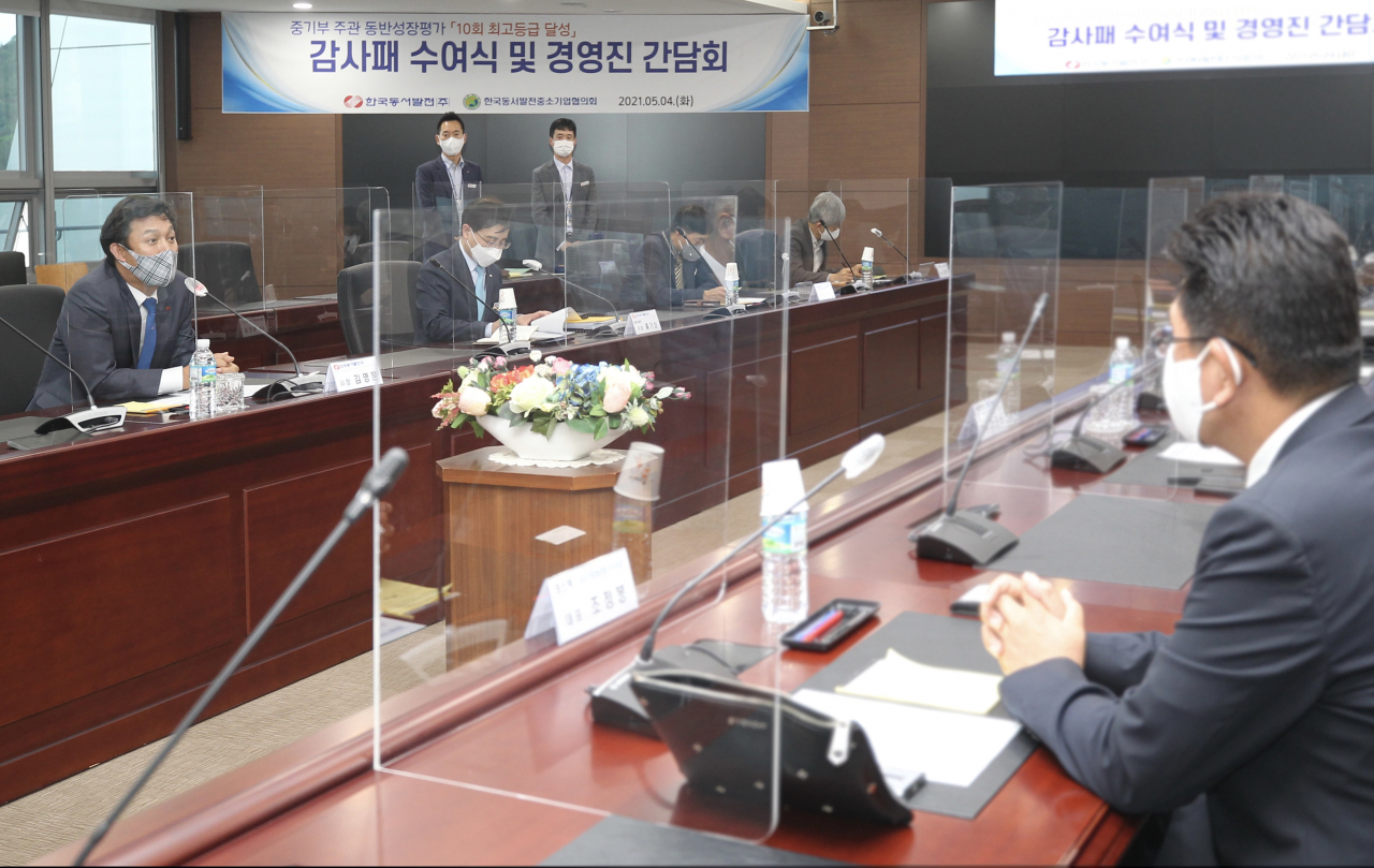 김영문(왼쪽 첫번째) 한국동서발전 사장이 4일 울산 본사에서 진행된 협력 중소기업 11개사와 소통간담회에서 발언을 하고 있다.[한국동서발전 제공]