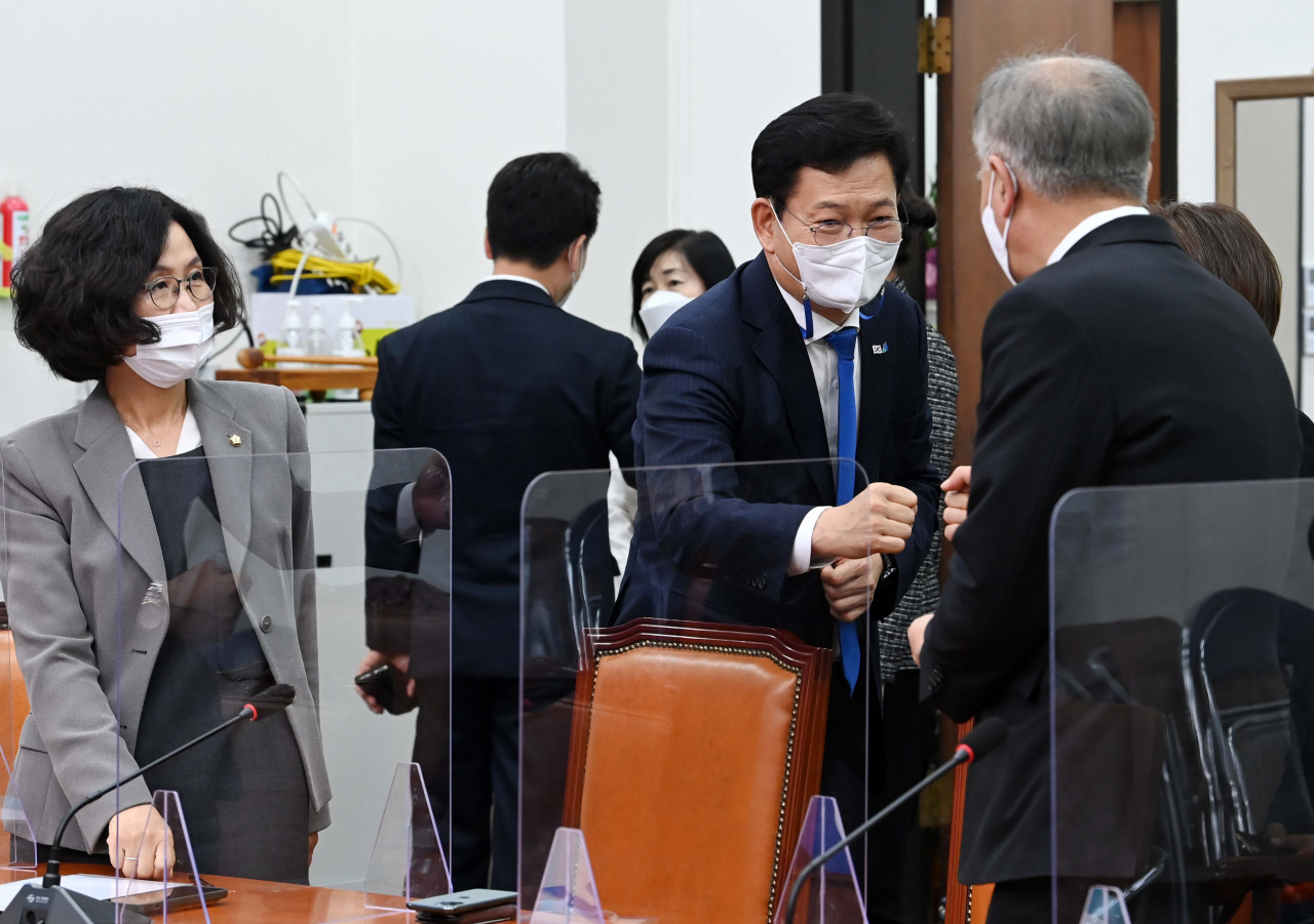 송영길 더불어민주당 대표가 4일 서울 여의도 국회에서 열린 초선의원 간담회에서 참석자들과 인사하고 있다. [연합]