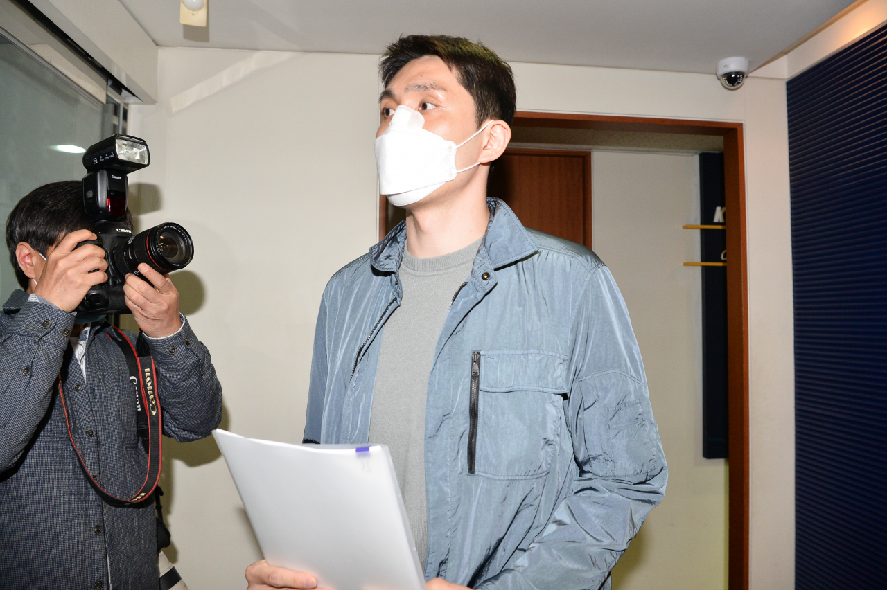술을 곁들인 식사 자리에서 후배 선수들을 폭행한 프로농구 울산 현대모비스의 고참 기승호가 30일 오후 서울 강남구 KBL 센터에서 열린 재정위원회에 출석하고 있다. [연합]