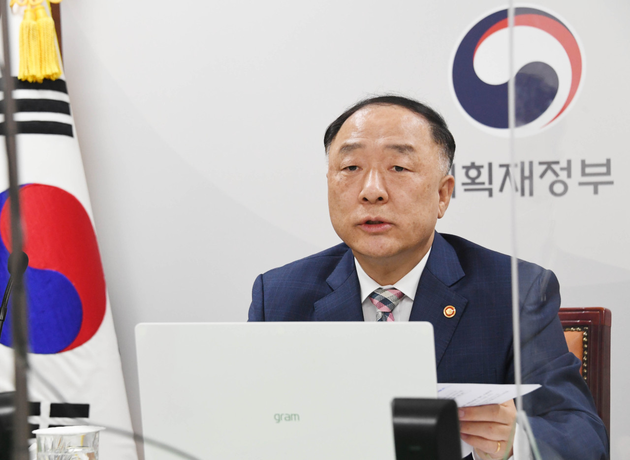 Finance Minister Hong Nam-ki speaks during a virtual meeting with Masatsugu Asakawa, president of the Asia Development Bank, on Tuesday. (Ministry of Economy and Finance)