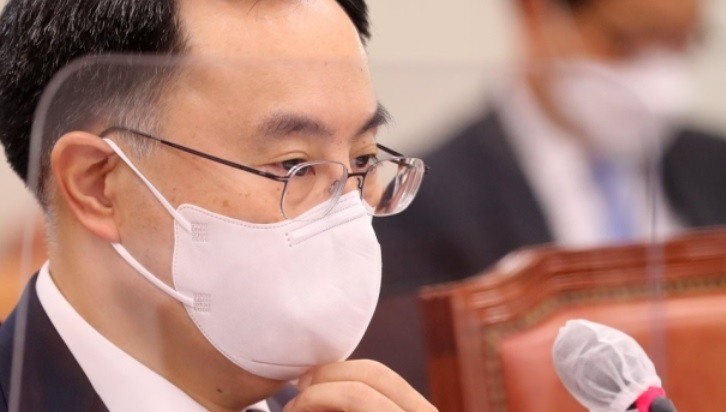 문승욱 산업통상자원부 장관 후보자가 4일 서울 여의도 국회 산업통상자원중소벤처기업위원회에서 열린 인사청문회에서 마스크를 만지고 있다.[연합]