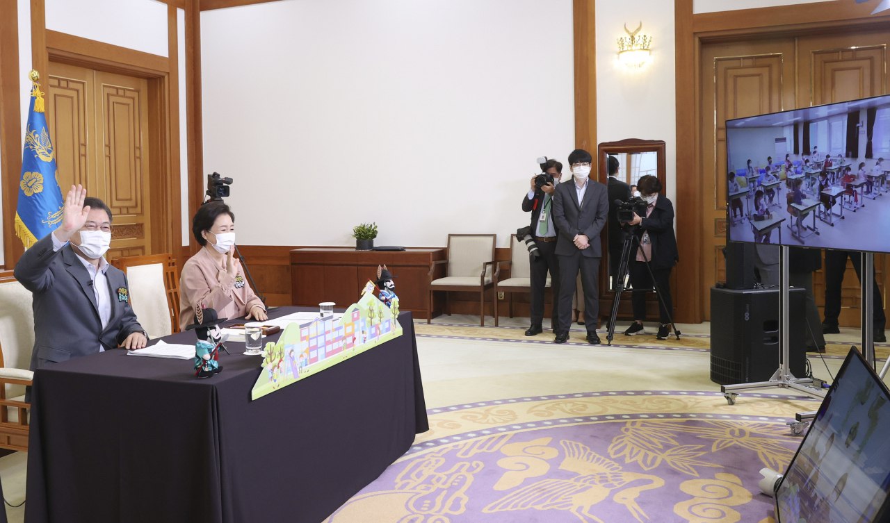 문재인 대통령과 부인 김정숙 여사가 지난 4일 제99회 어린이날을 맞아 청와대에서 어린이 랜선 초청 만남 행사를 하고 있다. [연합]