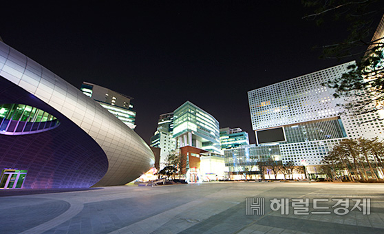 서울의 첨단 이미지를 보여주는 마포구 상암동 디지털미디어시티의 모습. [서울시 제공]