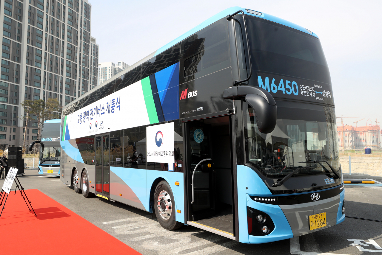 인천 송도국제도시와 서울 강남을 오가는 광역노선 전기버스인 M6450 버스가 인천시 연수구 송도국제도시 버스차고지에서 공개됐다. [연합]