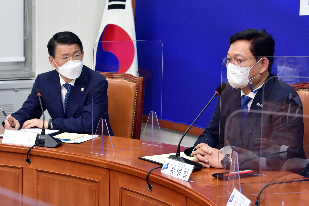 송영길 더불어민주당 대표가 4일 서울 여의도 국회에서 열린 부동산 현황 관계부처 보고에서 발언하고 있다. 왼쪽은 은성수 금융위원장. [연합]