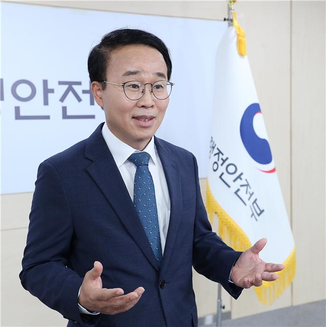 박성호 행정안전부 지방자치분권실장이 지난달 30일 충남 천안 충남사회혁신센터(충남소통협력공간 1층)에서 열린 국제 세미나 ‘지역소멸 위기의 시대, 공동체의 회복탄력성’에서 영상 축사를 하고 있다. [행정안전부 제공]