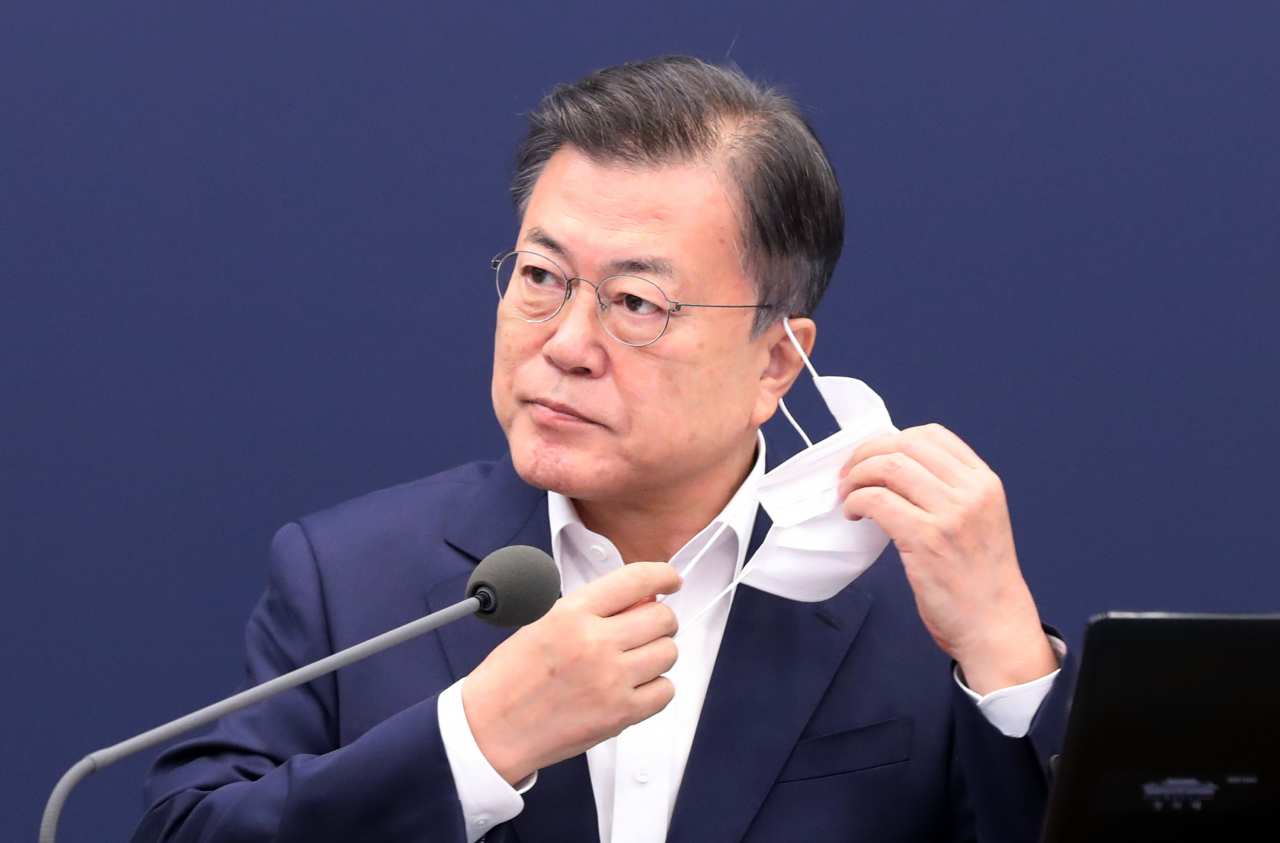문재인 대통령이 지난 3일 오후 청와대에서 열린 2차 특별 방역 점검회의에서 발언을 위해 마스크를 벗고 있다. [연합]