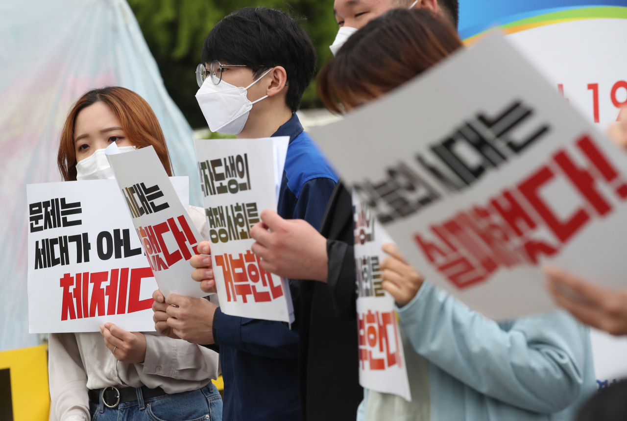 청년 시국선언 원탁회의와 각 대학 학생들이 지난 달 30일 국회 앞에서 '오늘의 시대는 실패했다. 세대가 아닌 시대를 교체하라' 청년 시국선언문 발표 기자회견을 하고 있다. [연합]