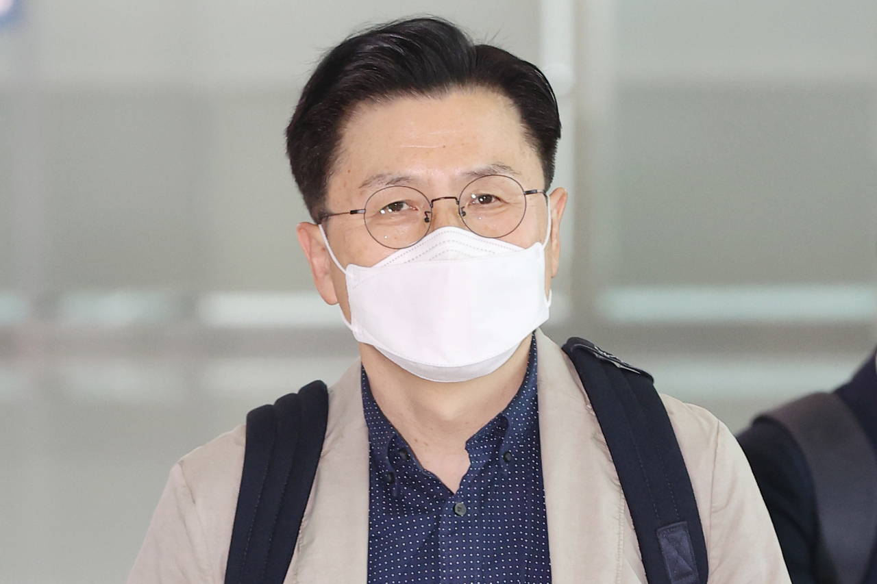 황교안 미래통합당(국민의힘의 전신) 전 대표가 5일 인천국제공항 제2터미널 출국장으로 이동하고 있다. [연합]