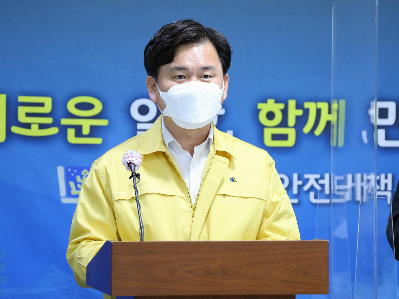 김호진 경주 부시장이 4일 대시민 브리핑을 통해 5월 들어 건천읍을 중심으로 45명의 확진자가 발생, 가정의 달 가족단위 모임·여행·행사 등을 자제해 줄것을 당부하고 있다.[경주시 제공]