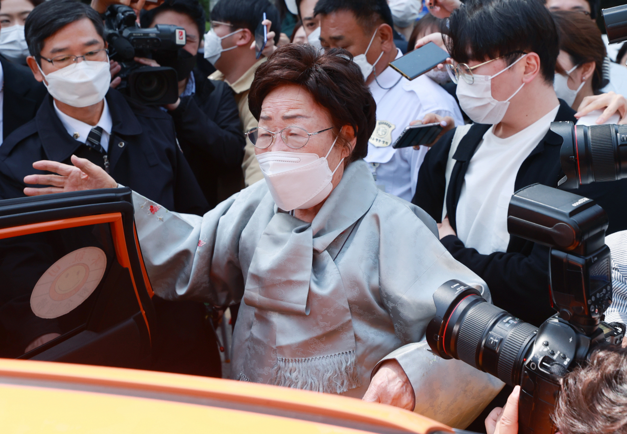 지난 달 21일 서울 서초구 중앙지방법원에서 일본군 위안부 피해자들이 일본 정부를 상대로 국내 법원에 제기한 두 번째 손해배상 청구 소송 선고 공판이 끝난 뒤 이용수 할머니가 법원을 떠나며 입장을 밝히고 있다. [연합]