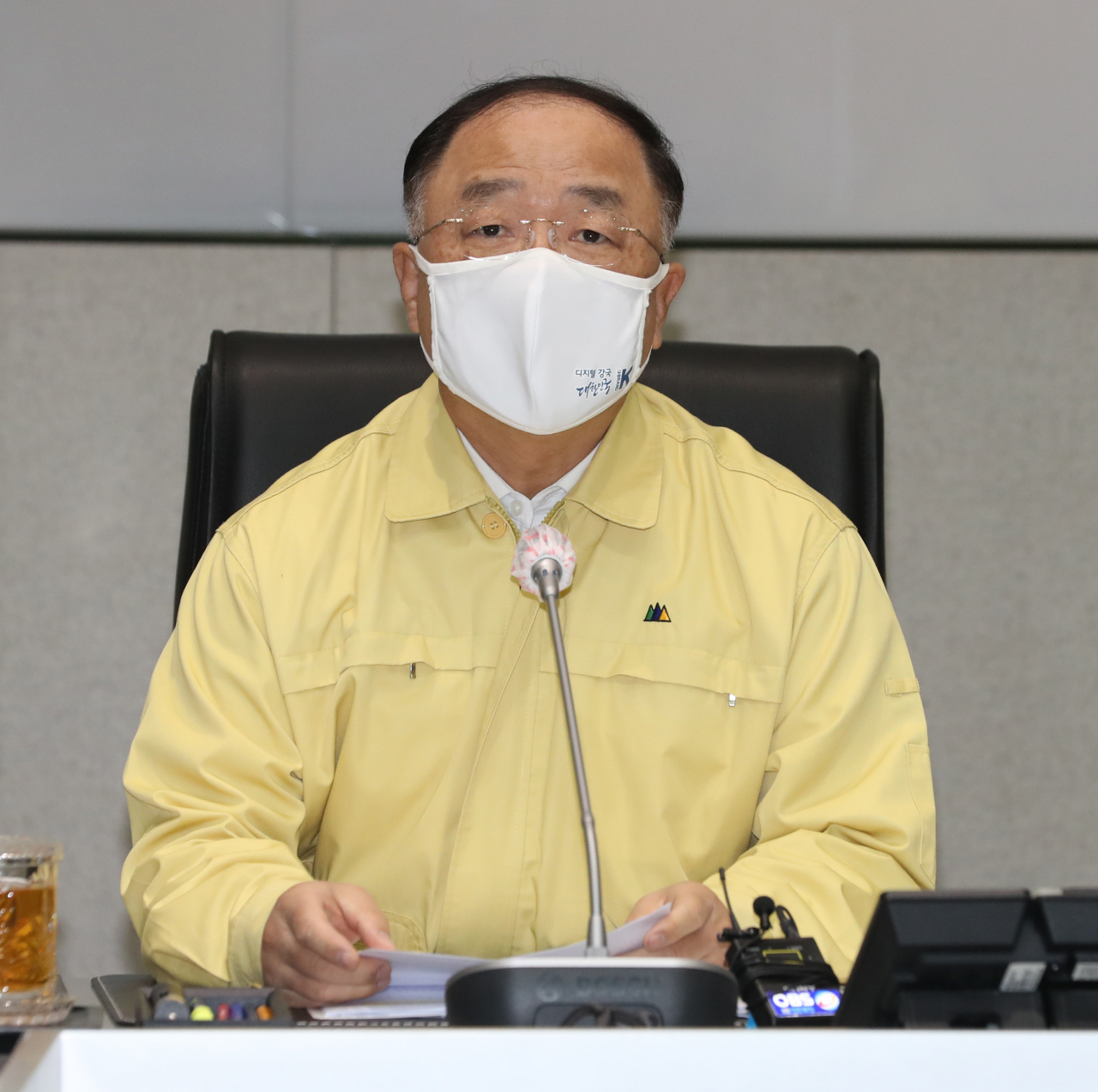 홍남기 국무총리 직무대행이 5일 오후 정부서울청사에서 아프리카돼지열병(ASF) 관계장관회의를 주재하고 있다. [연합]