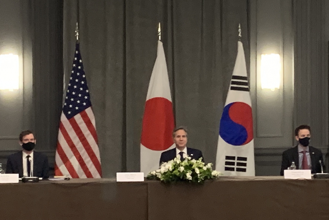 토니 블링컨 미국 국무장관이 5일 오후(한국시간) 런던 시내호텔에서 정의용 외교부 장관, 모테기 도시미쓰(茂木敏充) 일본 외무상과 회담하고 있다. [연합]