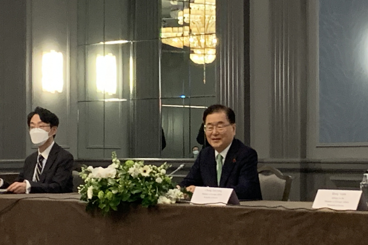 주요 7개국(G7) 외교·개발장관회의 참석차 영국을 방문 중인 정의용 외교부 장관이 5일 오후(한국시간) 런던 시내호텔에서 토니 블링컨 미국 국무장관, 모테기 도시미쓰(茂木敏充) 일본 외무상과 회담하고 있다. [연합뉴스]