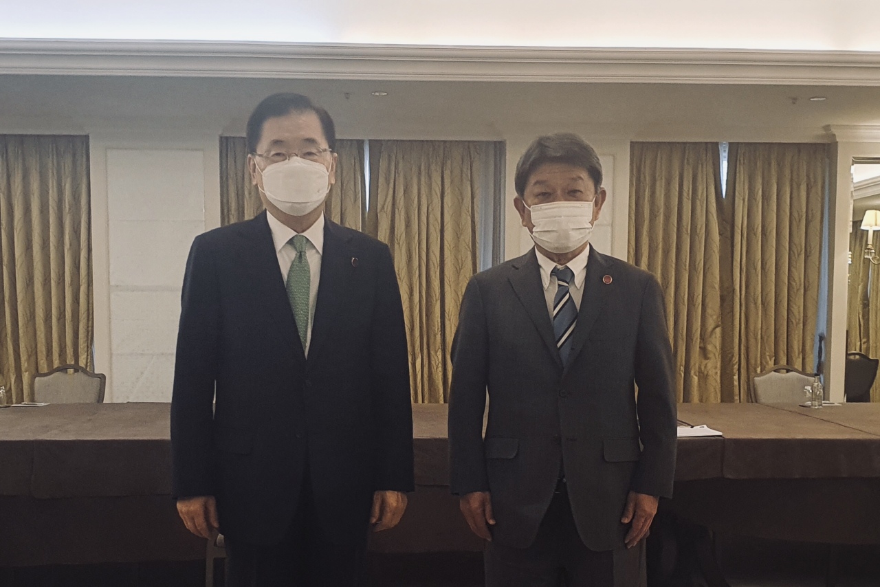 South Korean Foreign Minister Chung Eui-yong (left) poses with Japanese Foreign Minister Toshimitsu Motegi after their meeting in London. (Ministry of Foreign Affairs)