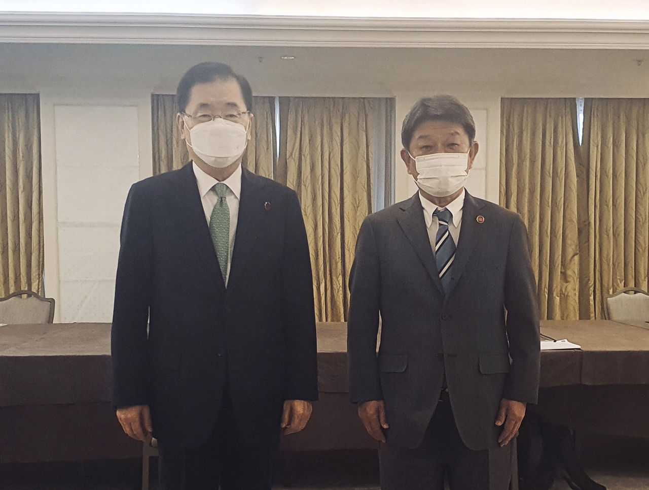 정의용 외교부 장관(왼쪽)과 모테기 도시미쓰(茂木敏充) 일본 외무상이 5일 영국 런던에서 한일 외교장관 회담을 하고 기념사진을 위해 포즈를 취하고 있다. [연합뉴스]