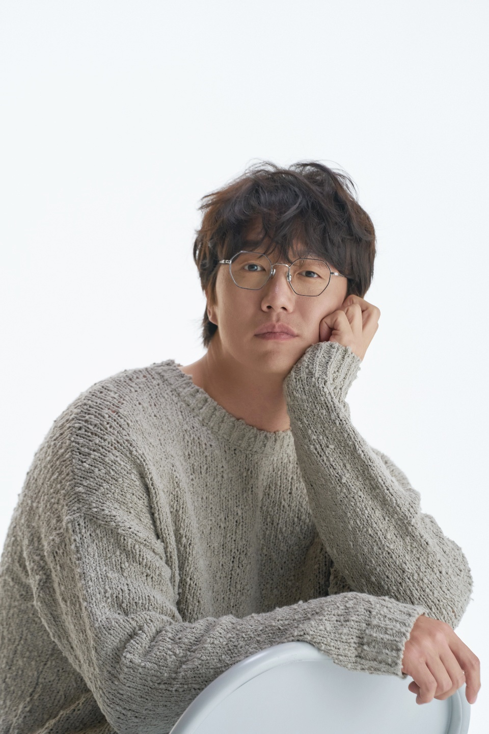 원조 ‘고막 남친’ 성시경은 무려 10년 만에 정규앨범을 선보인다. 시옷으로 시작하는 일상 속 단어들을 주제로 고른 이번 앨범엔 평범하지만 소중한 것들에 대한 메시지를 담았다. [에스케이재원 제공]