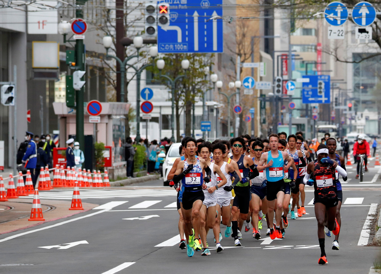 5일 삿포로 시내에서 열린 도쿄올림픽 마라톤 테스트 이벤트인 ‘삿포로 챌린지 하프 마라톤’ 모습. 주변도로에 시민들이 대회 관전을 위해 몰려 있다. [로이터]