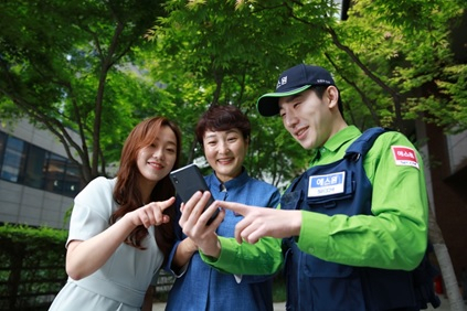에스원 직원이 후후앤컴퍼니와 협업해 출시한 보이스피싱 예방 애플리케이션을 설명하고 있다.[에스원 제공]