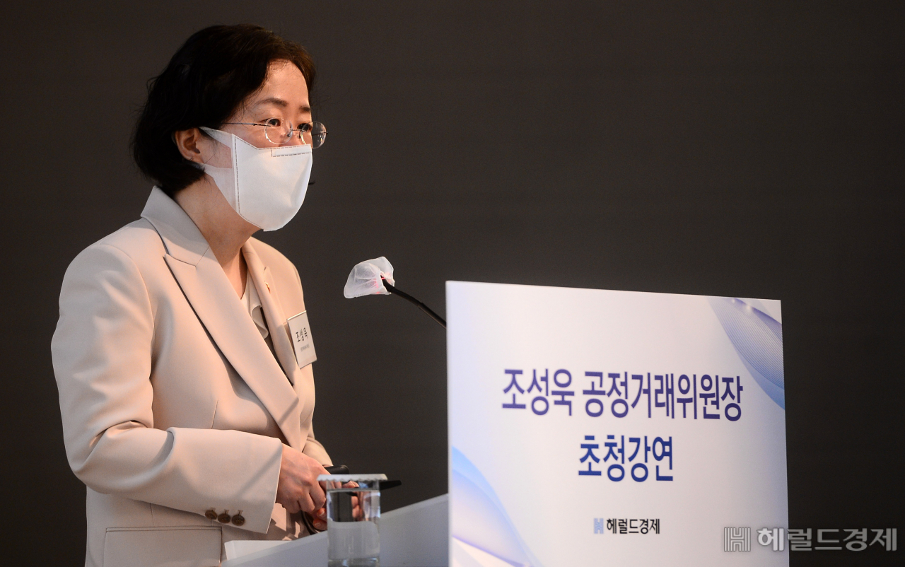 [헤럴드경제=이상섭 기자] 조성욱 공정거래위원장은 6일 서울 더 플라자호텔에서 열린 ‘헤럴드경제 특별초청 조찬 강연’에서 “대기업집단 법제의 착근을 통해 건전한 소유지배구조와 거래질서를 확립하고, 규제 합리화를 통한 혁신분야 투자를 촉진하겠다”고 말했다. 적은 자본으로 과도한 지배력을 가지는 재벌 일가에 대해선 감시강화를 이어가지만, 벤처투자에 대해선 지원을 아끼지 않겠다는 취지다. babtong@heraldcorp.com