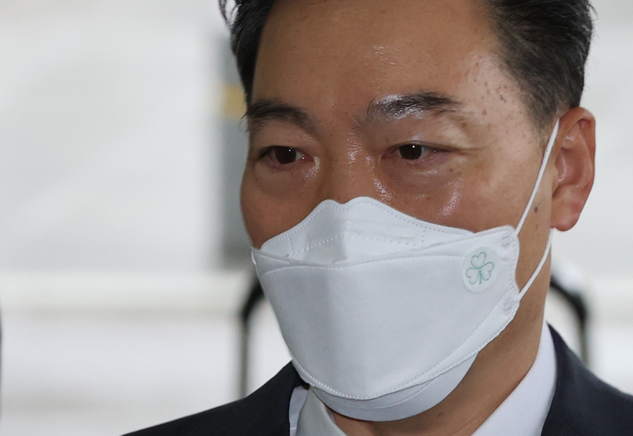 김오수 검찰총장 후보자가 4일 오전 인사청문회 준비단 사무실이 차려진 서울 서초구 서울고검으로 출근하며 취재진의 질문에 답하고 있다. [연합]