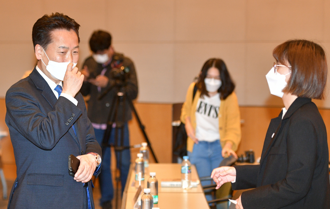 더불어민주당 초선 모임 '더민초'의 간사인 고영인 의원이 6일 서울 여의도 전경련회관에서 열린 '더민초 쓴소리 경청 20대에 듣는다' 간담회에 참석해 20대들과 이야기하고 있다. [연합]