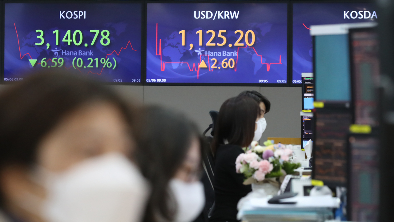 코스피가 하락세로 출발한 6일 오전 서울 중구 하나은행 본점 딜링룸에서 딜러들이 업무를 보고 있다. [연합]