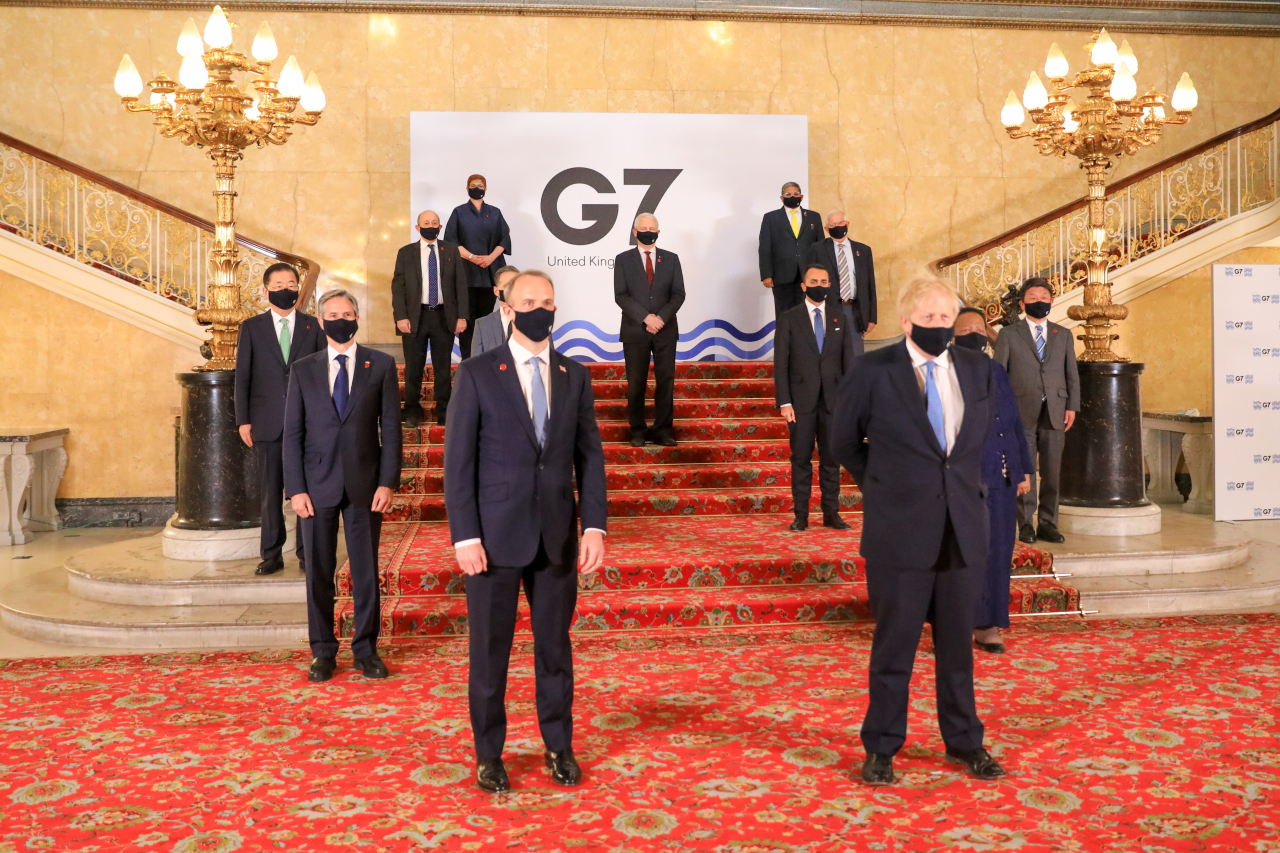 G7 외교·개발장관들은 4~5일(현지시간) 영국 런던에서 회의를 가진 뒤 5일 발표한 공동성명에서 미국의 새 대북정책에 지지를 표명하고 북한에 대화에 나설 것을 촉구했다. G7 외교개발장관회의에 참석한 정의용 외교부 장관(맨 왼쪽)과 보리스 존슨 영국 총리(앞줄 오른쪽)와 각국 장관들.[외교부 제공]