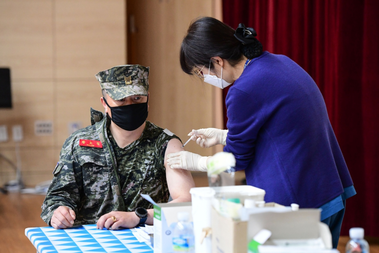 제주에 있는 해병대 9여단 내 예방접종센터에서 해병대 장병이 아스트라제네카(AZ) 백신을 접종하고 있다. [연합]