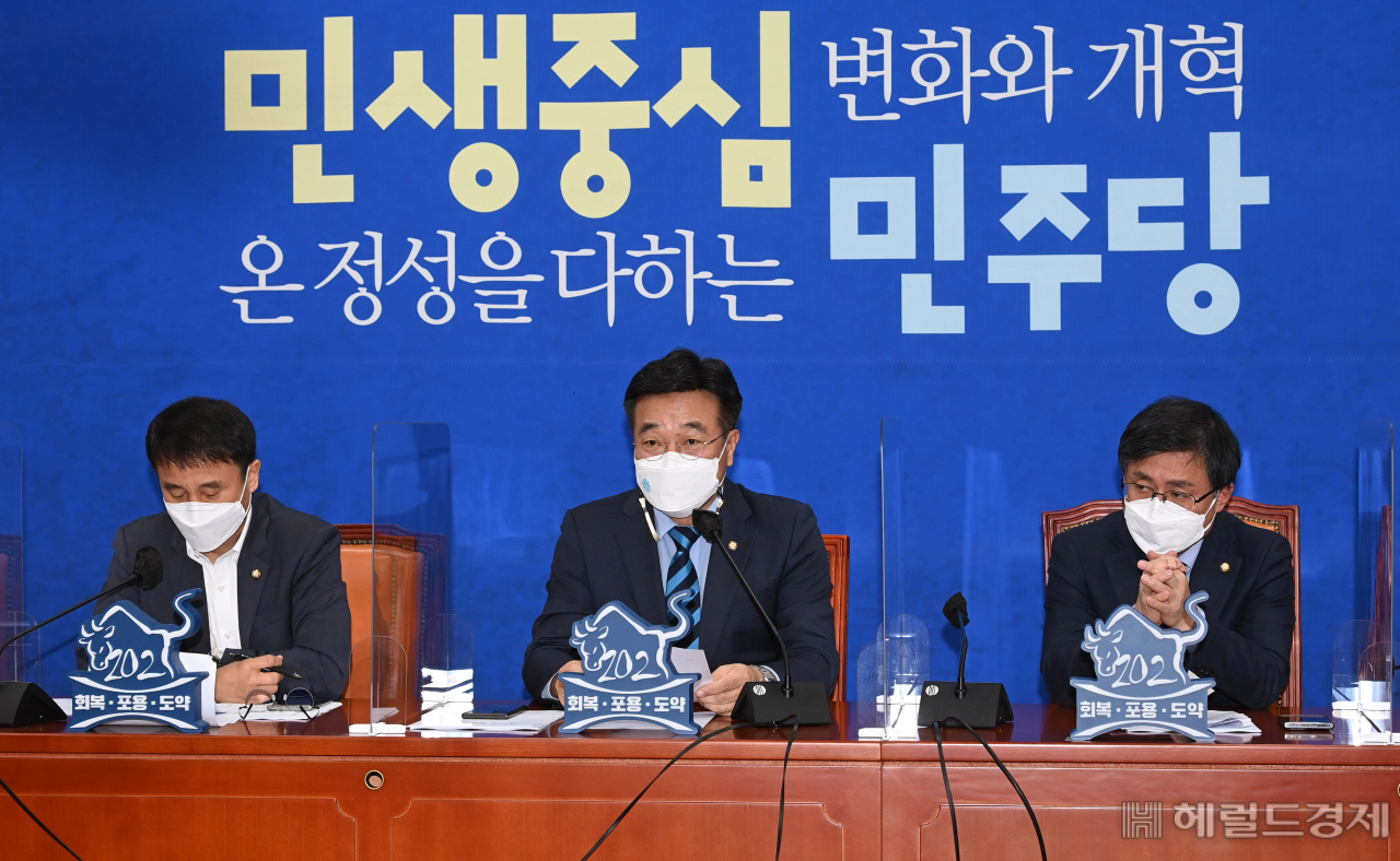 윤호중(가운데) 더불어민주당 원내대표가 6일 오전 국회에서 열린 정책조정회의에서 모두발언을 하고 있다. 이상섭 기자/ babtong@heraldcorp.com