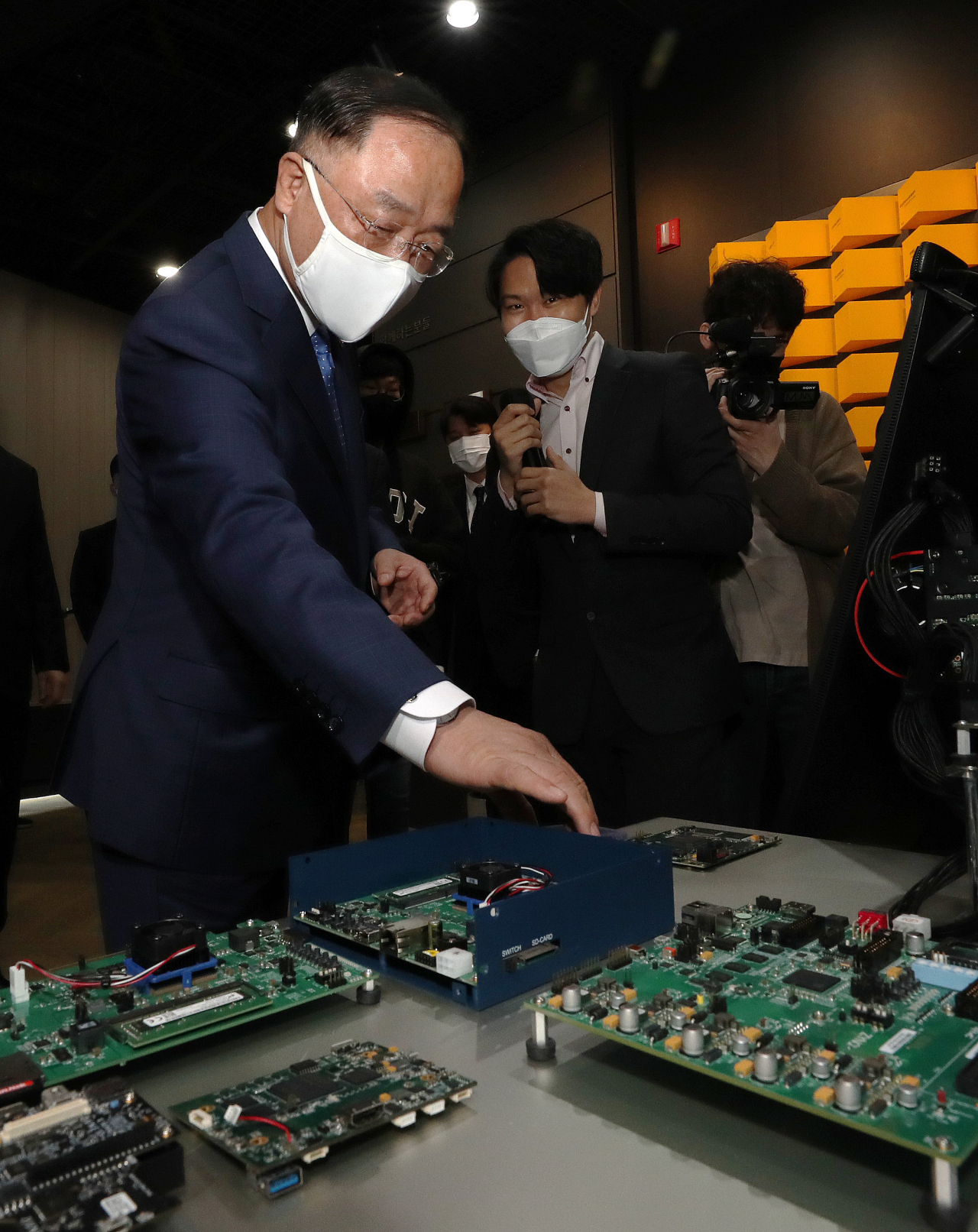 홍남기 경제부총리가 6일 오전 경기도 성남시 수정구 판교 시스템판도체 설계지원센터에서 열린 제9차 혁신성장 BIG3 추진회의에 앞서 모빌린트의 시스템 반도체 솔루션을 살펴보고 있다. [연합]