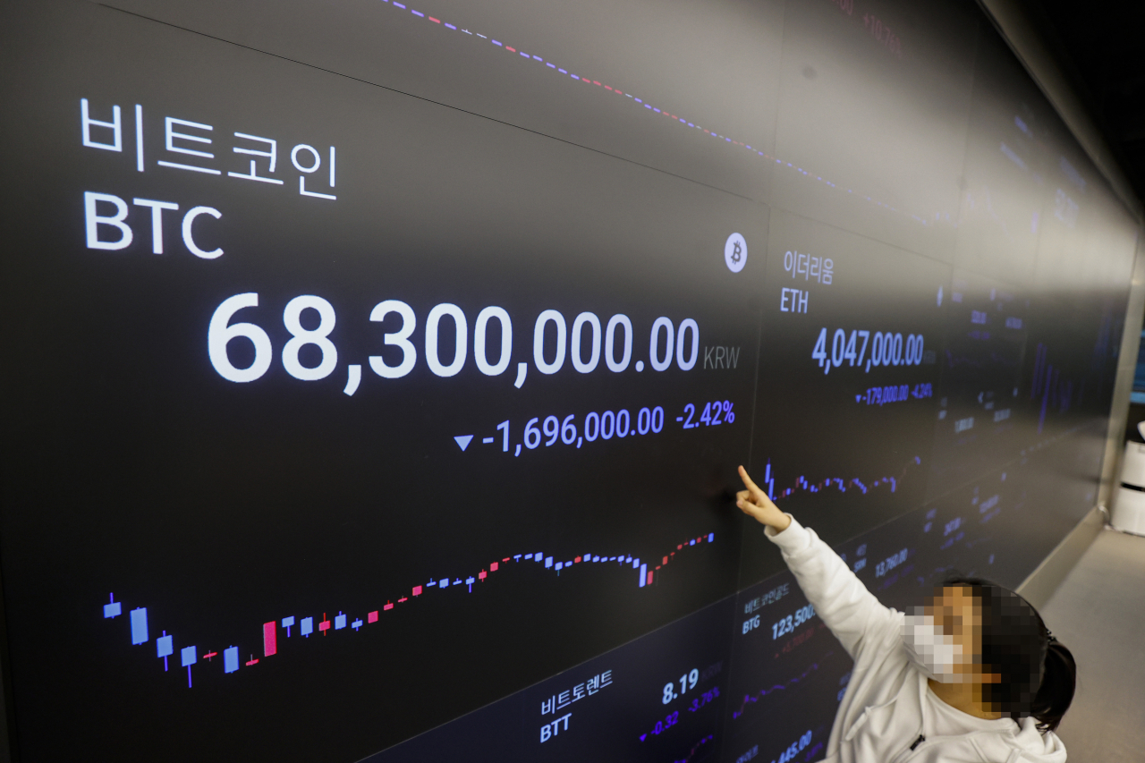 4일 오후 서울 강남구 업비트 라운지 전광판에 비트코인, 이더리움 등 시세가 표시되고 있다. [연합]