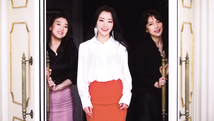 연주자와 배우의 경계를 허문 ‘그레이트 코멧’에서 고예일, 이정은, 김지유(이상 왼쪽부터)는 이 작품을 “죽기 전에도 생각날 작품”이라며 “지금까지 해보지 않은 도전을 하고 있다”고 말했다. 박해묵 기자