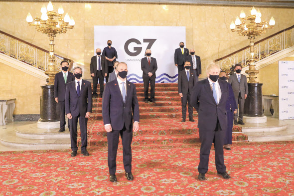 4&sim;5일(현지시간) 영국 런던에서 열린 주요 7개국(G7) 외교개발장관회의에 참석한 각국 외교 장관들과 보리스 존슨 영국 총리(앞줄 오른쪽). 맨 왼쪽은 정의용 외교부 장관. [연합]